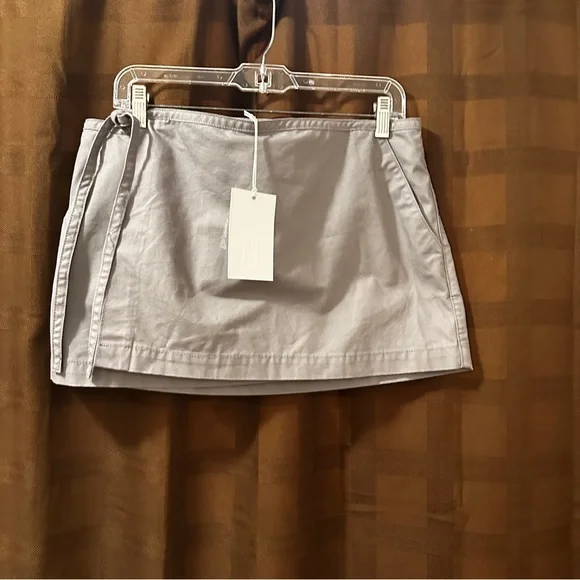 NWT Helsa Workwear Apron Mini Skirt Grey
Cotton canvas Revolve Large reg $178 - Picture 5 of 9
